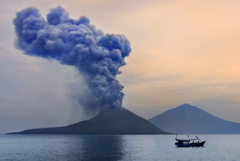 9. Krakatoa Krakatoa (Gunung Krakatau) là một hòn đảo núi lửa giữa Java và Sumatra. Sự phun trào của núi Krakatoa vào tháng 8 năm 1883 là một trong những sự kiện núi lửa “bạo lực” nhất trong lịch sử hiện đại được ghi lại. Vụ phun trào này tương đương với 200 megaton TNT (đơn vị đương lượng nổ) bằng khoảng 13.000 lần năng suất hạt nhân của quả bom nguyên tử đã tàn phá Hiroshima. Vụ phun trào ấy còn được nghe rõ ràng từ Perth ở Tây Úc, cách núi lửa khoảng 3.110 km. Năm 1927, các vụ phun trào lại được tiếp tục. Lần phun trào gần đây nhất của Anak bắt đầu vào năm 2008 và tiếp tục cho đến ngày nay.