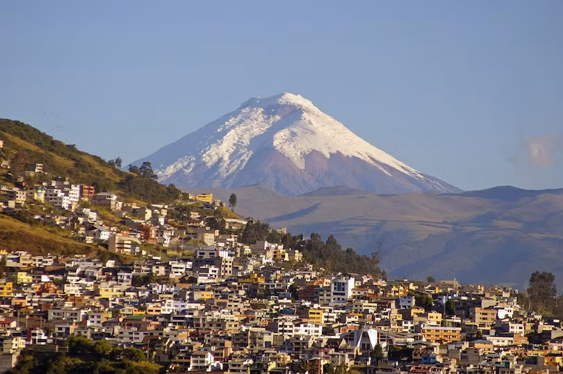 11. Cotopaxi Cotopaxi là ngọn núi cao thứ hai ở Ecuador , đạt chiều cao 5.877 m. Cotopaxi là một trong số ít những ngọn núi lửa có sông băng vắt qua đường xích đạo trên thế giới. Ngọn núi có thể nhìn thấy rõ ràng từ đường chân trời Quito. Cotopaxi là một trong những ngọn núi lửa hoạt động cao nhất trên thế giới với hơn 50 vụ phun trào từ năm 1738. Nguyên nhân chính của vụ phun trào Cotopaxi lớn là dòng chảy băng từ sông băng của nó.