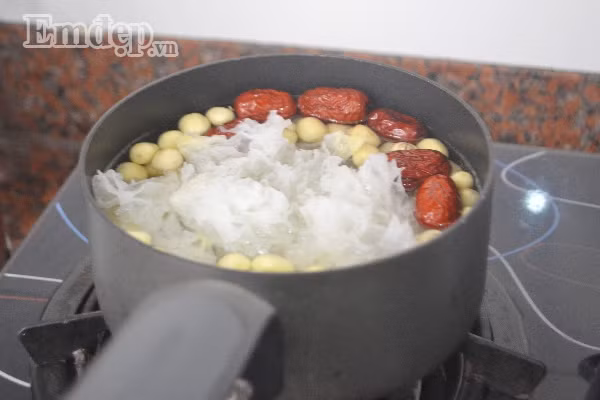 Bước 5: Cuối cùng là cho các nguyên liệu còn lại vào nấu cùng cho mềm. Tắt lửa để nguội rồi thưởng thức múc ra tô cùng với vải đóng hộp.