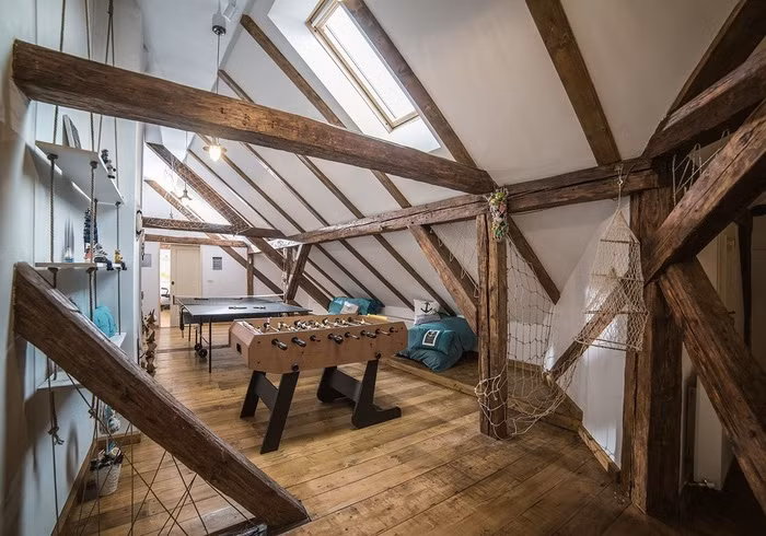 Khu phức hợp văn phòng Presslabs ở Timisoara, Romania có không gian ấm cúng với khu vui chơi, cửa sổ trần và dầm gỗ.