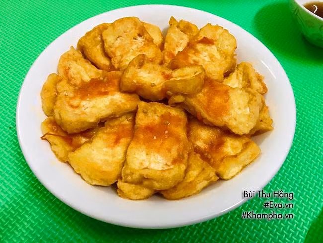 ĐẬU PHỤ SỐT CÀ CHUA Đậu phụ rửa qua nước, thái miếng nhỏ rồi rán vàng. Cà chua 2 quả rửa sạch, thái nhỏ, xào nhừ. Nêm bột canh, dầu hào và 1/2 bát con nước cho vừa rồi cho đậu phụ đã rán vào đun nhỏ lửa cho đậu ngấm gia vị là được.