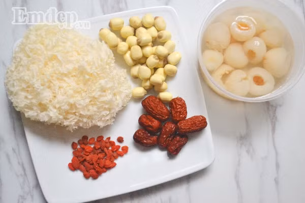 Nguyên liệu: - 1-2 tai nấm tuyết to - Hạt sen đã bỏ tim - Táo tàu đỏ - Nhúm câu kỳ tử - Hộp vải ngâm - Đường phèn hoặc đường nâu - Nước