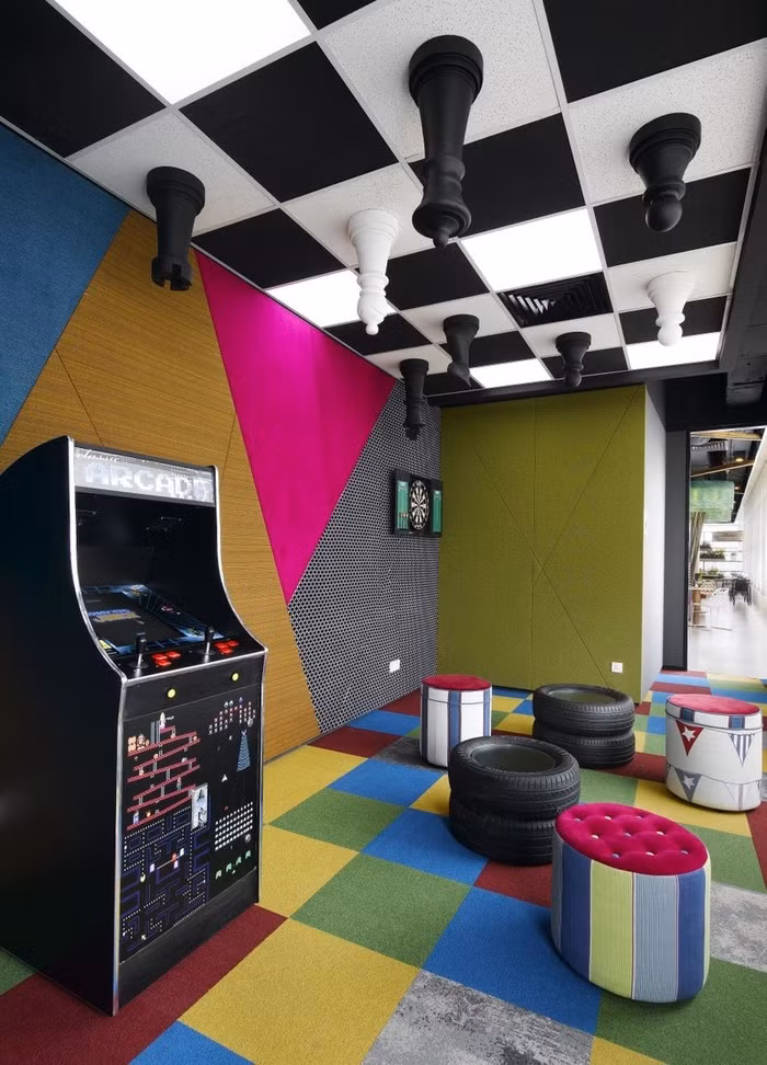 Trên thực tế, tất cả các văn phòng và trụ sở chính của Google đều được thiết kế khá giống nhau. Cách trang trí trong các văn phòng trang trí theo chủ đề chính là giúp mọi người hướng đến sự lạc quan, yêu đời và tận hưởng những niềm vui mỗi sớm mai thức dậy. Ví dụ như văn phòng của Google ở Kuala Lumpur, Malaysia có phòng chơi game với những bức tường màu sáng, cờ vua trên trần nhà và những chiếc máy chơi arcade cổ điển. Không gian này được thiết kế bởi kiến trúc sư M Moser Associates.