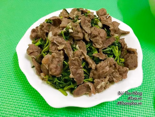 Món chính: THỊT TRÂU XÀO RAU MUỐNG Thịt trâu thái mỏng, ướp với bột canh, dầu hào, hạt tiêu. Phi thơm tỏi rồi cho thịt trâu vào xào nhanh tay với lửa lớn. Trút thịt trâu ra để riêng. Rau muống nhặt ngọn non, rửa sạch, xào chín. Cho thịt trâu vào chảo rau đảo đều. Trước khi tắt bếp rắc thêm chút hạt tiêu nữa là được.