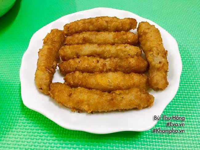 CHẢ BÌ CHIÊN XÙ Bì lợn cạo sạch và lạng hết mỡ. Luộc chín bì với chút gừng rồi thái sợ nhỏ. Giò sống trộn với bì và thịt xay với tỷ lệ 1.1.1. Trộn đều hỗn hợp với nước mắm, hạt tiêu. Cho hỗn hợp vào ngăn đá tủ lạnh khoảng 2 tiếng. Thoa dầu ăn vào tay. Nặn thành những thỏi dài hay tròn tùy ý rồi cho tiếp vào ngăn đá 1 tiếng. Nhúng viên chả vào bột chiên giòn pha với nước sau đó lăn qua 1 lớp bột chiên xù. Đun nóng dầu rồi cho chả bì vào chiên ngập dầu cho vàng giòn là được.