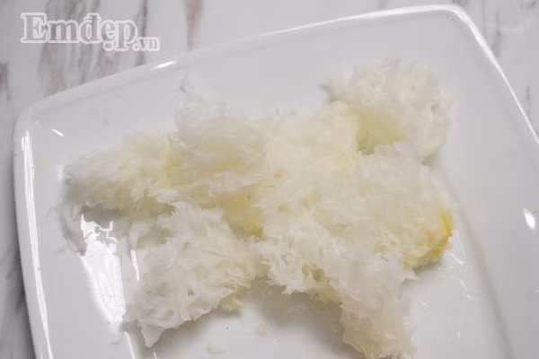 Bước 4: Nấm tuyết sau khi ngâm rửa sạch hết cát thì cắt nhỏ vừa ăn.
