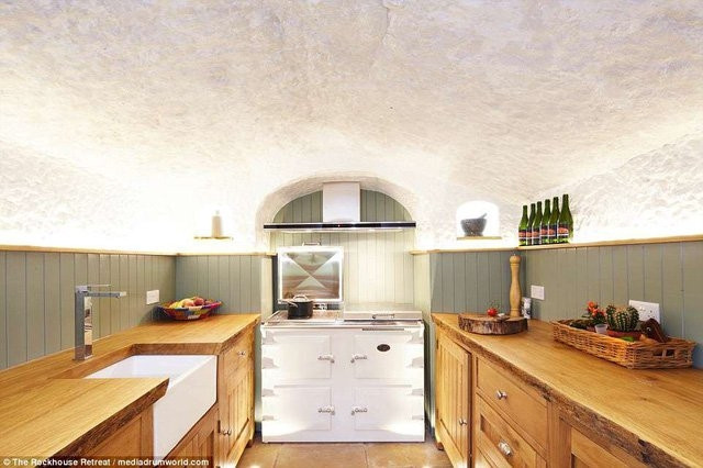 Trên thực tế, ngôi nhà được “nâng cấp” từ hang động. Mất 8 tháng trời để tân trang thành không gian sống hiện đại, xinh xắn và tiện nghi với hệ thống nước sạch, sàn sưởi và có cả internet.