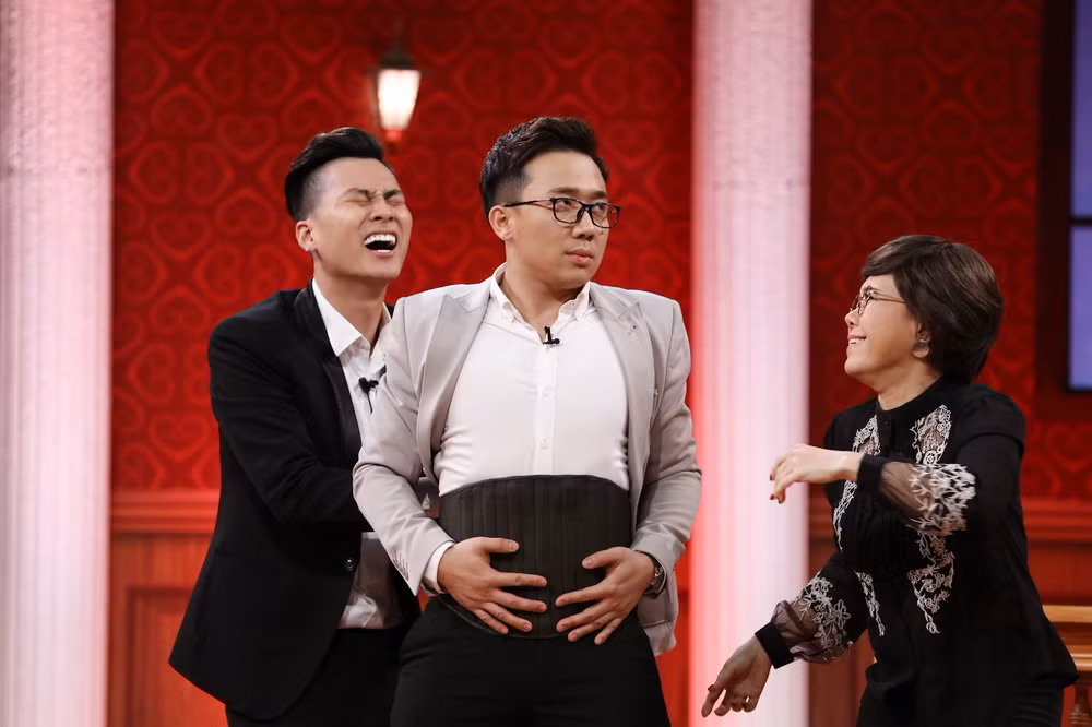 Những yêu cầu như bắt buộc phải ăn sáng, chế độ ăn ít tinh bột… mà anh đưa ra vì lo cho sức khỏe của cô. Phi Hùng không cho vợ đi chơi quá khuya cũng bởi sức khỏe Lâm Khánh Chi không tốt, mỗi lần đi chơi về sẽ bị mất ngủ, mệt mỏi… khiến anh rất đau lòng.