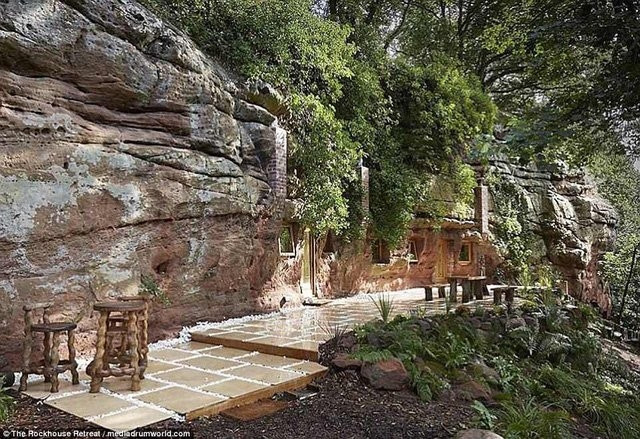 Tổng diện tích ngôi nhà khoảng 700m2, bên ngoài có sân thượng rộng rãi, du khách có thể nấu nướng và dùng bữa ngoài trời.