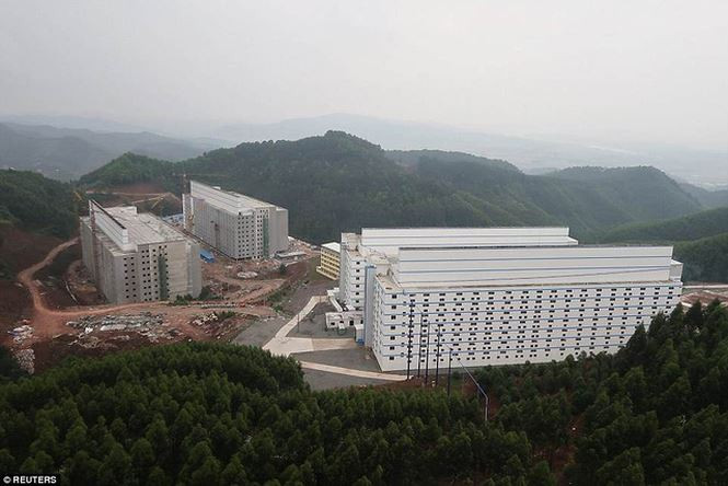 Khách sạn độc đáo trên ở núi Yaji, tỉnh Quảng Tây thuộc phía tây nam Trung Quốc. Núi Yaji dường như không phải là địa điểm lý tưởng để xây dựng trại chăn nuôi khổng lồ. Do địa hình đường lên núi hẹp, xa làng quê, tòa “khách sạn heo” có tầm nhìn hướng về phía thung lũng với thảm thực vật xanh mướt.