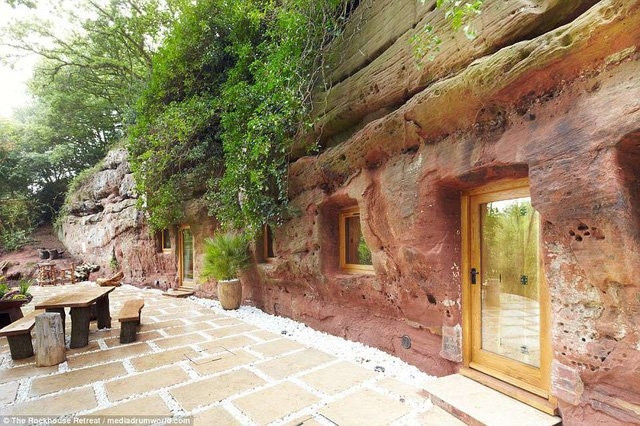 Ngôi nhà tọa lạc trong một hang động cực đẹp trong rừng Wyre, Worcestershire, Anh quốc và có giá cho thuê khoảng 195 bảng Anh mỗi đêm.