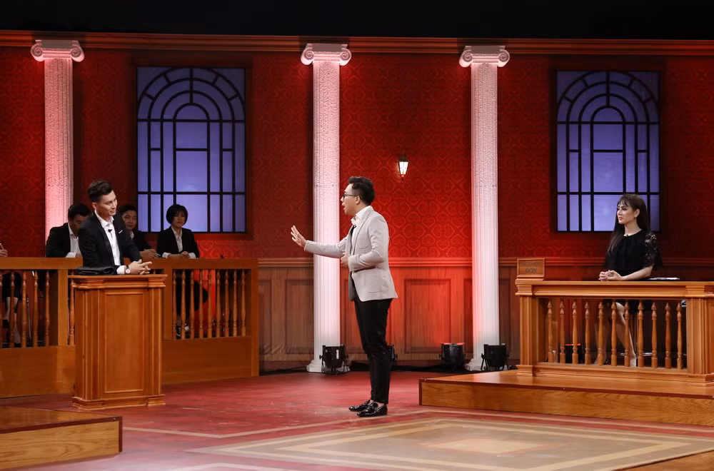 Đó cũng là nguyên nhân sau kết hôn Phi Hùng tình nguyện ở nhà, không còn ra ngoài chơi, giao thiệp với bạn bè quá nhiều. Trong sự xúc động, Việt Hương bất ngờ hỏi: “Tại sao em không chọn 1 người phụ nữ bình thường? Nếu tôi là 1 người mẹ, 1 người chị, tôi sẽ mong anh lấy 1 người vợ để có thể sinh con cho mình, ở bên chăm sóc mình".