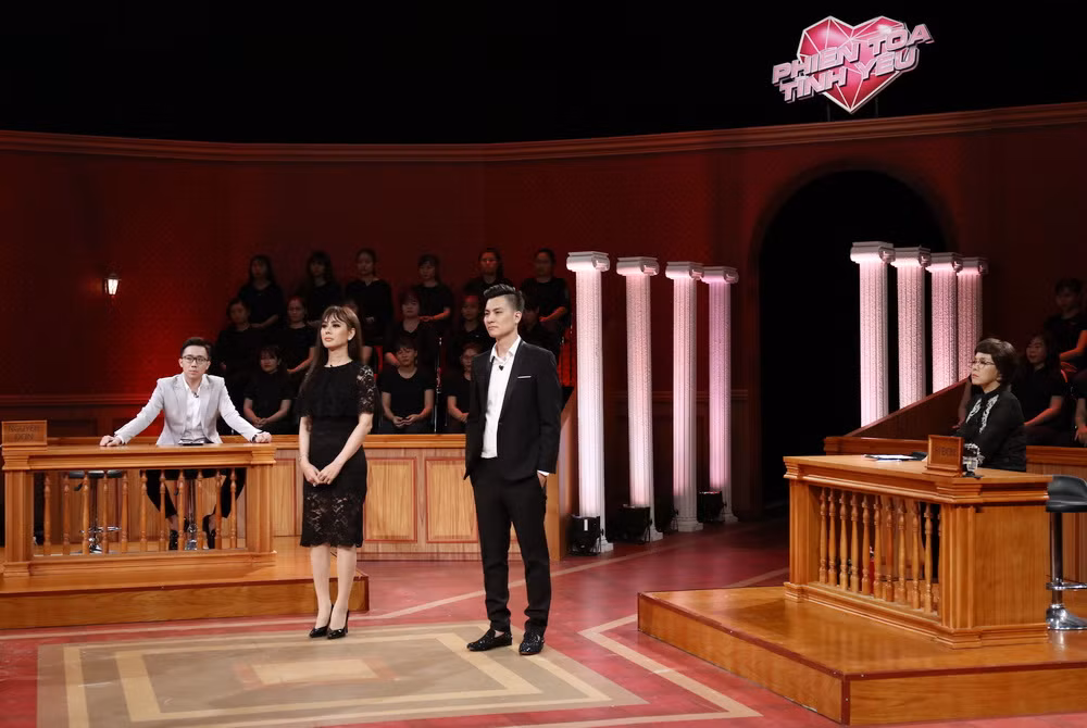 Trong tập 8 "Phiên tòa tình yêu" được phát sóng tối 3.6, Lâm Khánh Chi “kiện” ông xã Phi Hùng với lý do không cho cô ăn cơm.