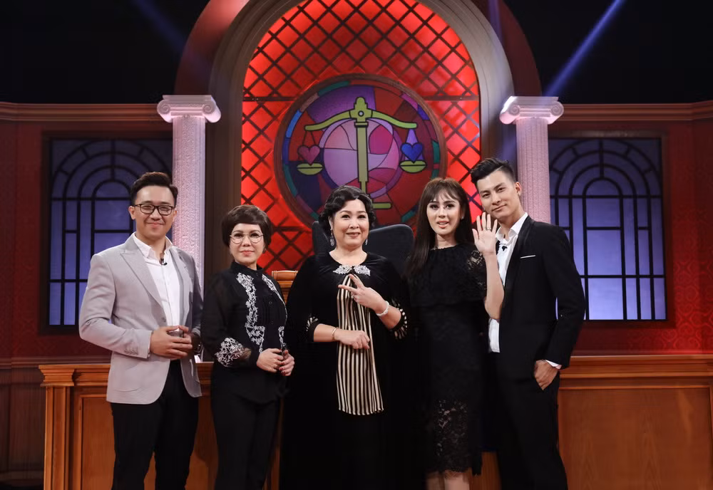 Trước những tình cảm đẹp đẽ này, thẩm phán Hồng Vân thừa nhận kết quả cuối cùng đã không còn quan trọng: “Phi Hùng, bạn khiến chúng tôi thật sự xúc động. Những người như Khánh Chi cực kỳ thiệt thòi khi muốn sống thật với chính mình, nhưng tôi biết 2 bạn sẽ vượt qua được tất cả những điều đó. Sau hôm nay, mọi người sẽ nhìn nhận về 2 bạn và tình yêu 2 bạn theo một cái nhìn khác”.