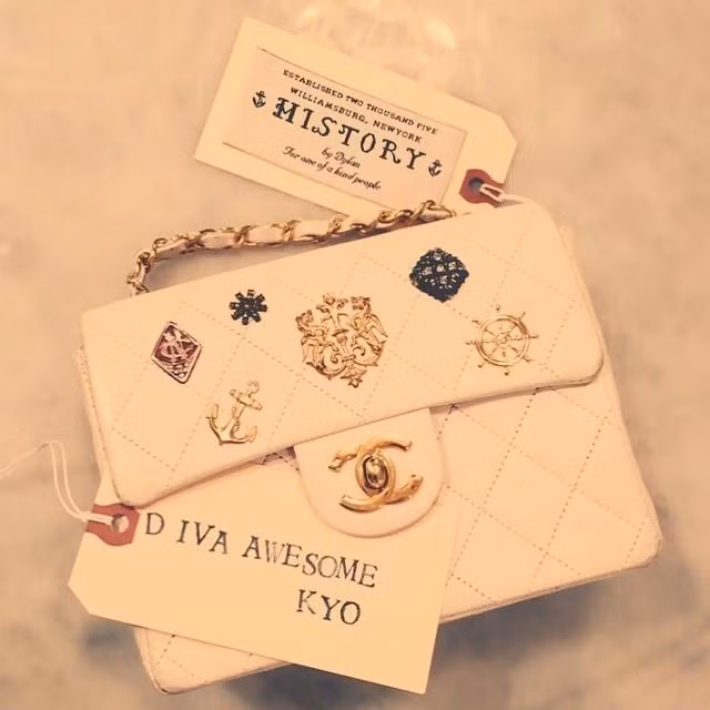 Song Hye Kyo đặc biệt yêu thích những chiếc túi được F5 cầu kỳ bằng những phương pháp thủ công.