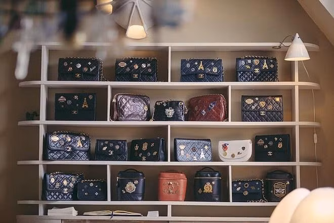 Những chiếc túi da đơn giản như được thổi một làn gió mới lãng mạn và đẳng cấp hơn qua sự sáng tạo của NTK Hàn Quốc.