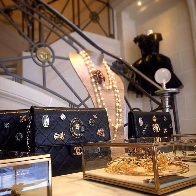 Để sở hữu những chiếc túi có 1-0-2 này, người dùng phải đầu tư số tiền lên tới vài trăm triệu đồng. Nữ diễn viên Song Hye Kyo không chỉ có 1 mà có đến vài sản phẩm của thương hiệu này, điều đó chứng tỏ cô đích thực là một tay chơi hàng hiệu có tầm!