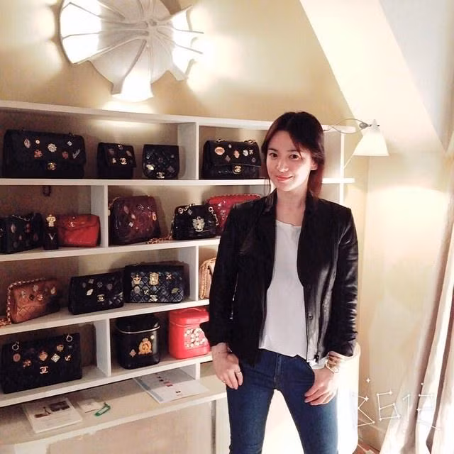 Hình ảnh của cô trong một lần đi chọn túi NTK gốc Hàn Dylan Ryu. Các mẫu túi hàng hiệu như Chanel vốn đã có mức giá khủng, qua bàn tay của NTK đính kết và trang trí lại càng được đội giá lên gấp bội, thế mới biết Song Hye Kyo chịu chi cho thời trang đến thế nào.