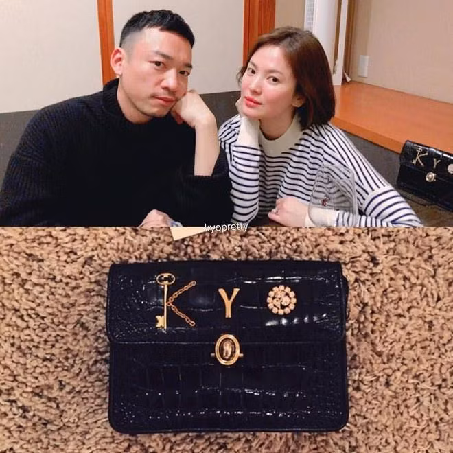 Mẫu túi mà nữ diễn viên xứ Hàn sử dụng là một sản phẩm độc đáo và duy nhất. NTK đã sử dụng những đường nét và chất liệu đắt giá để tạo nên "chũ ký" của khách hàng. Chữ KYO trên sản phẩm ngầm khẳng định quyền sở hữu của bà xã Song Joong Ki.