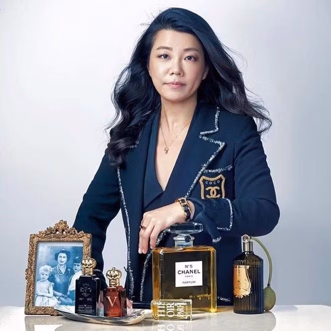 Chân dung NTK gốc Hàn nổi tiếng với những đường nét trang trí tỉ mỉ để thổi hồn cho những mẫu sản phẩm hàng hiệu. Bà đã là nghề này từ năm 2005 và ngày càng khẳng định được tên tuổi.