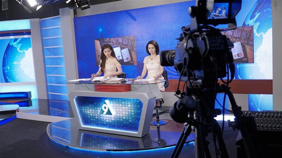 Cả 2 đọc lại kịch bản trước khi lên sóng.