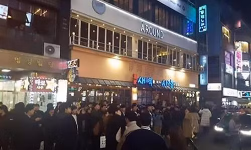 Rất nhiều người đã tập trung bên ngoài để "xem phim nóng" miễn phí.