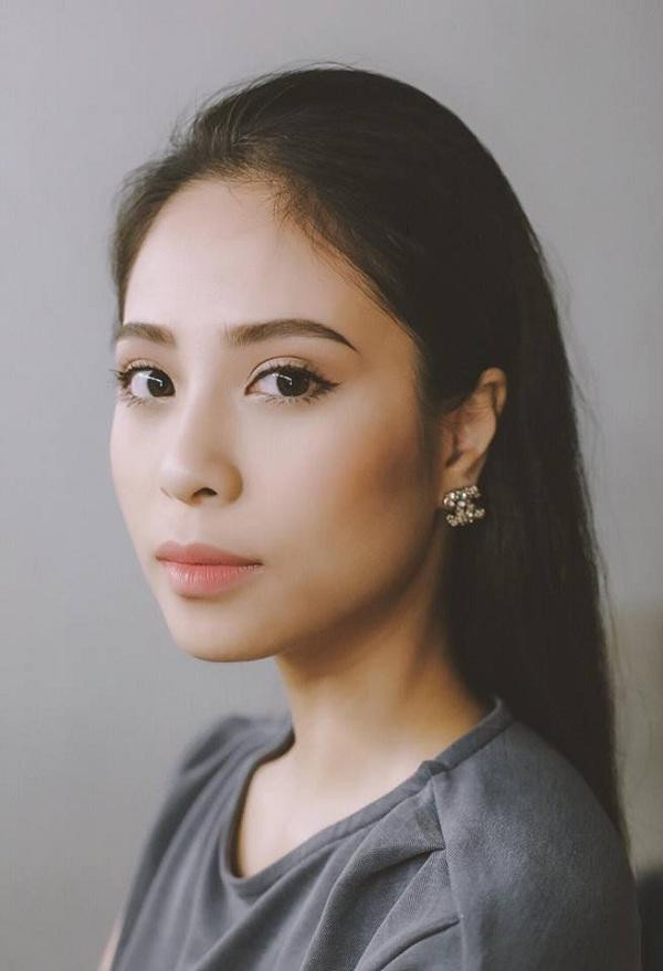 Trước kia phần cằm của cô khá bạnh và vuông.