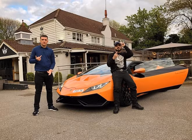 Thành viên băng đảng sở hữu siêu xe đắt tiền.