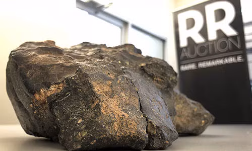 Vi sao chua Tam Chuc quyet dinh mua thien thach Mat Trang hon 600.000 USD?