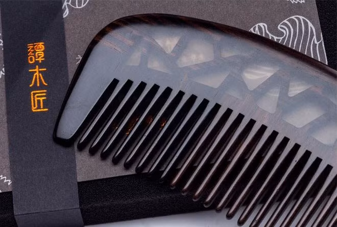 Lược chải tóc mang thương hiệu “Thợ mộc Đàm”.