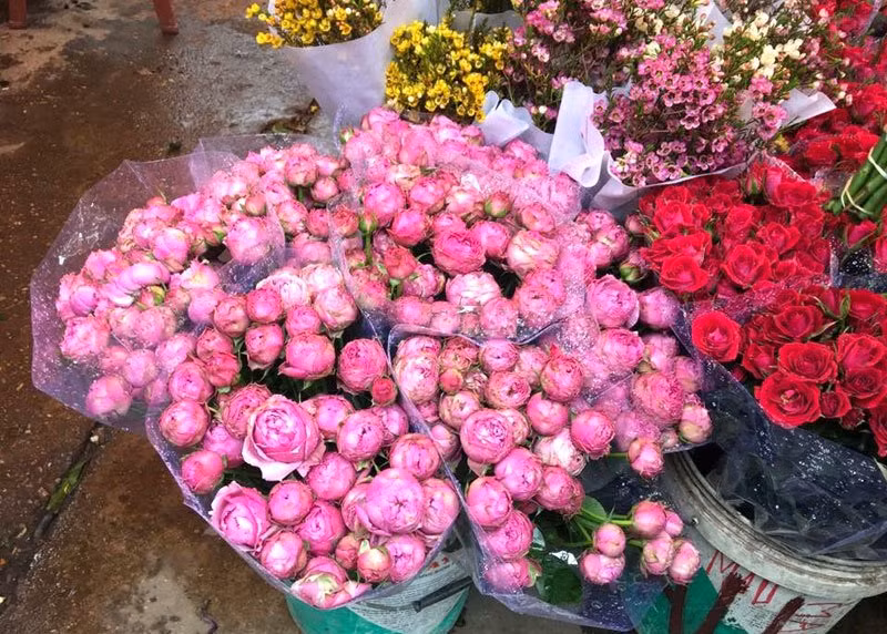 20/10: Hoa hong ngoai “duoi” khong het khach