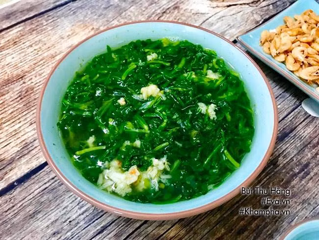 CANH RAU CẢI CÚC THỊT BẰM Rau cải cúc nhặt bỏ rễ, rửa Sạch, thái ngắn. Thịt vai xay xào chín. Đun sôi nước, cho thịt vào rồi nêm nếm gia vị cho vừa. Cho rau cải cúc vào đun sôi bùng một lát là được vì rau cải cúc rất nhanh chín.