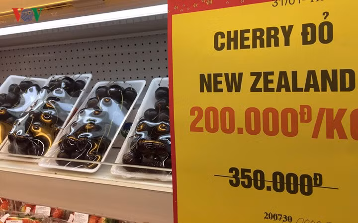 Trong siêu thị Fivimart tại Hoàng Mai, Hà Nội, giá cherry nhập khẩu từ New Zeland đang được khuyến mại, chỉ còn 200.000 đồng/kg.