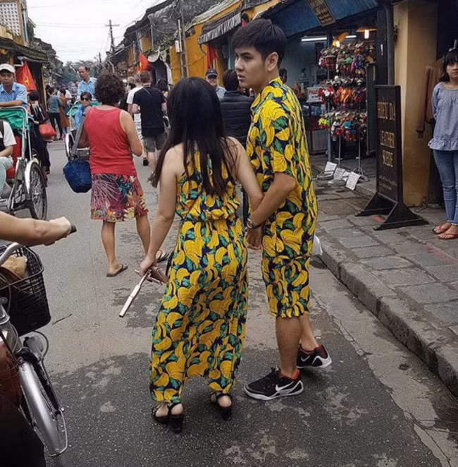 Em ơi, sao người ta nhìn mình như "người ngoài hành tinh" vậy?