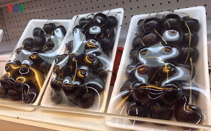 Giá loại quả dành cho nhà giàu này hiện đang "loạn", từ siêu thị tới cửa hàng trên phố, đến các "chợ mạng".