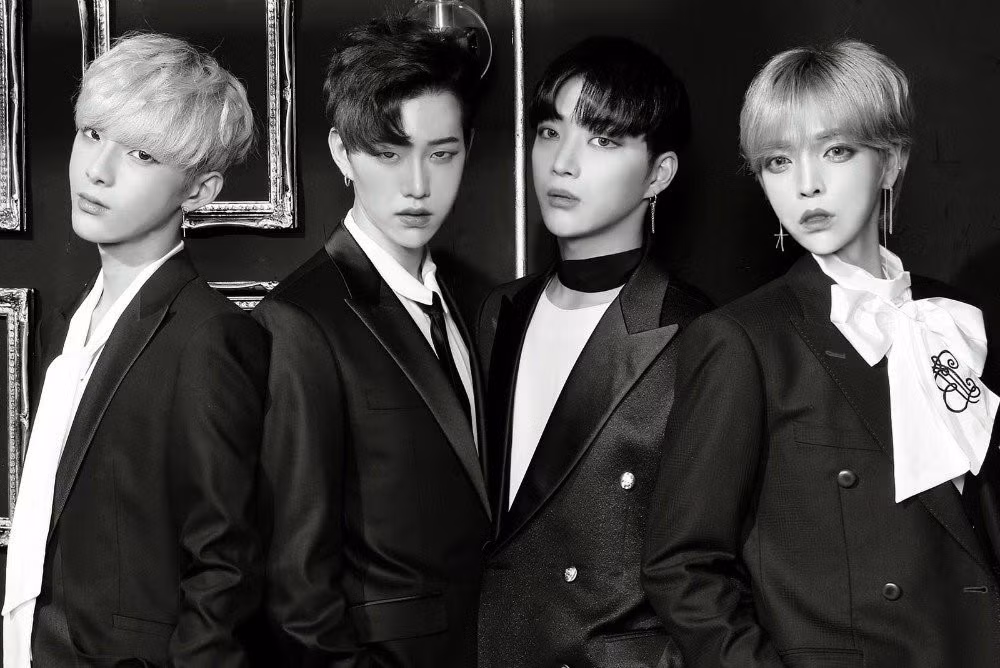 Bốn thành viên nhóm N.Tic giống hệt con gái.