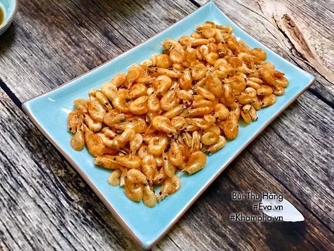 TÔM ĐỒNG RANG Tôm cắt râu, rửa sạch, để ráo. Ướp tôm với bột canh, đường. Đun nóng dầu rồi cho tôm vào rang chín, lúc gần được cho thêm 1 thìa dầu ăn nữa để tôm được săn, có thể rắc thêm chút hành cho thơm rồi tắt bếp.