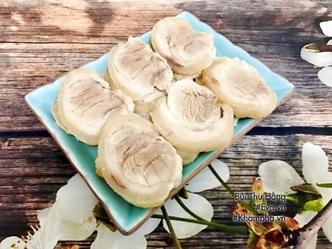 THỊT CHÂN GIÒ LUỘC Thịt bắp chân giò rửa sạch, bó tròn bằng dây gai hoặc chỉ. Chần thịt qua nước sôi rồi rửa qua cho sạch bọt bẩn. Cho nước vào nồi, luộc thịt chín tới. Vớt ra để nguội, ngâm nước đá lạnh cho thịt trắng và giòn. Thái mỏng thịt và bày ra đĩa.