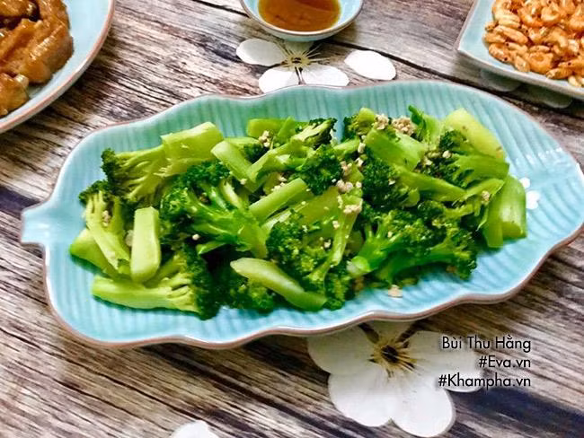 Món phụ: SÚP LƠ XÀO Súp lơ tách nhỏ, ngâm nước muối loãng và rửa sạch. Đun nóng dầu rồi cho súp lơ vào xào. Nêm gia vị cho vừa miệng, súp lơ chín thì tắt bếp, bày ra đĩa là xong.