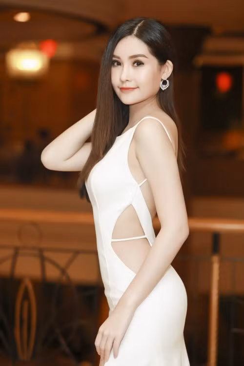 Trước nghi vấn dao kéo, Hoa hậu Ngân Anh vẫn khẳng định mình chỉ phẫu thuật mũi nhưng đã tháo sụn trước khi đi thi, còn lại đều đẹp tự nhiên.