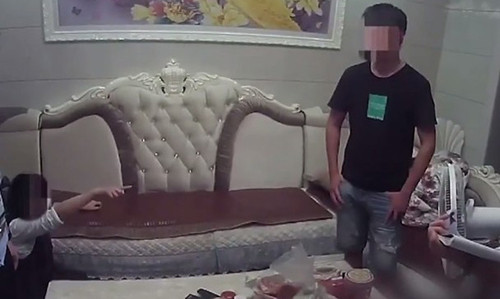 Chong khong cho tien mua quan ao, vo gao thet doi nhay lau tu tu