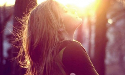 Đàn bà khôn ngoan sẽ không bao giờ tranh giành hạnh phúc với nhân tình, bởi người đàn ông khi đã phản bội không đáng để níu giữ (Ảnh minh họa).