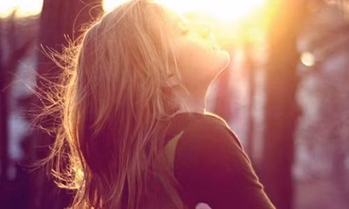 Đàn bà khôn ngoan sẽ không bao giờ tranh giành hạnh phúc với nhân tình, bởi người đàn ông khi đã phản bội không đáng để níu giữ (Ảnh minh họa).