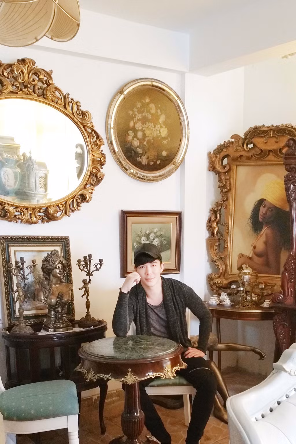 Dù sống tại TP.HCM trong một căn hộ sang trọng không kém nhưng thỉnh thoảng Nathan Lee vẫn ra thủ đô với bố.