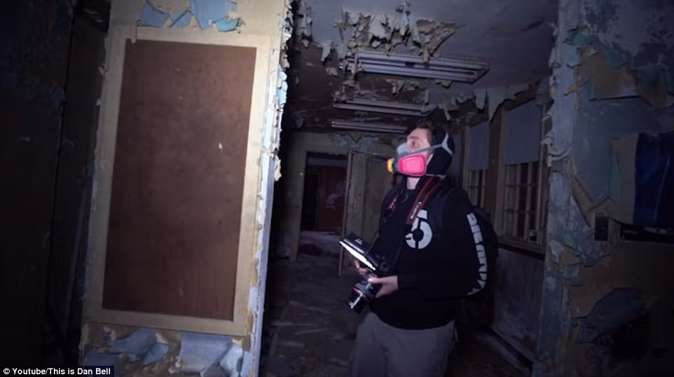 Có vẻ như cả 2 người gặp khó khăn khi hít thở không khí ở đây, quá nhiều bụi bặm, ẩm mốc khiến họ phải sử dụng mặt nạ thở trợ giúp. Khi soi đèn pin vào từng căn phòng, Dan Bell đã phát hiện ra trên trần nhà có những lớp mạ vàng và giấy dán tường vẫn còn lưu lại dấu vết bàn tay của ai đó.