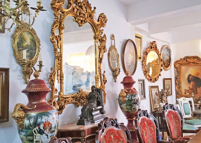 Những món đồ cổ làm bằng vàng, bạc rất quý hiếm từ thời vua Louis XV được nam ca sĩ Nathan Lee và bố sưu tầm trong thời gian còn sống ở Châu Âu.