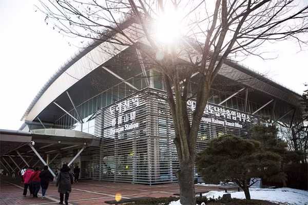 Ga Dorasan là điểm dừng tàu hỏa cuối cùng ở Hàn Quốc, được sử dụng như một đường nối sang Triều Tiên. Dorasan nằm cách Ga Seoul 56km và cách thủ đô Bình Nhưỡng của Triều Tiên khoảng 205km. Nhà ga hiện vẫn đang phục vụ như điểm dừng cuối cùng của các tàu từ Seoul.