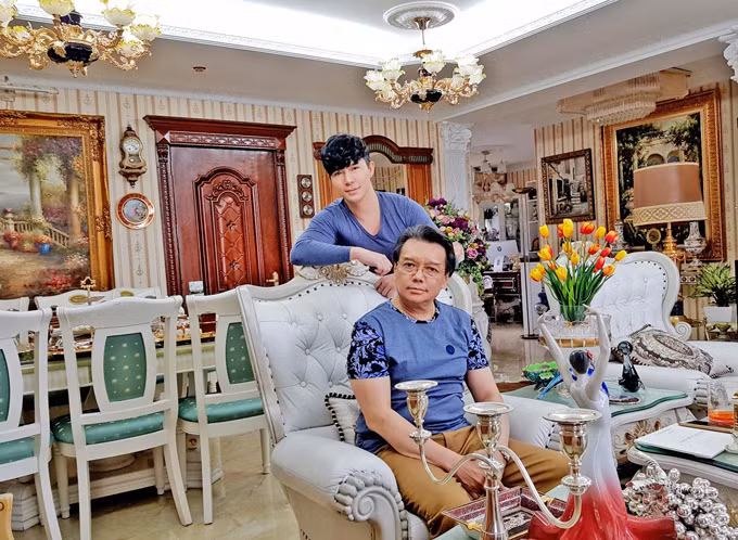  Nathan Lee và bố tên Trương Triều Dương (hiện giữ chức Vụ trưởng, trưởng đại diện quan chức cao cấp của Việt Nam tại Diễn đàn hợp tác Á - Âu kiêm Thống đốc quỹ Á - Âu của Việt Nam, đại sứ Việt Nam tại Philippines) ngồi tại căn nhà dát vàng của mình.