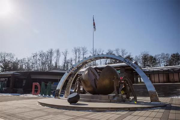 Ra khỏi JSA nhưng vẫn trong DMZ là 4 đường hầm được cho là do phía Triều Tiên đào với ý định thực hiện một cuộc xâm lược Hàn Quốc bất ngờ. Cả bốn đều chạy qua DMZ với một đường hầm vươn tới điểm chỉ cách Seoul 32km.