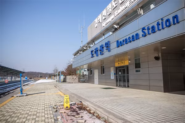 Với khoản phí 1.000 Won (0,92 USD) là có thể vào sân ga nhưng nơi đây rất vắng người. Đứng ở sân ga có thể nghe rất rõ các chương trình tuyên truyền của Triều Tiên qua hệ thống loa phóng thanh khổng lồ.